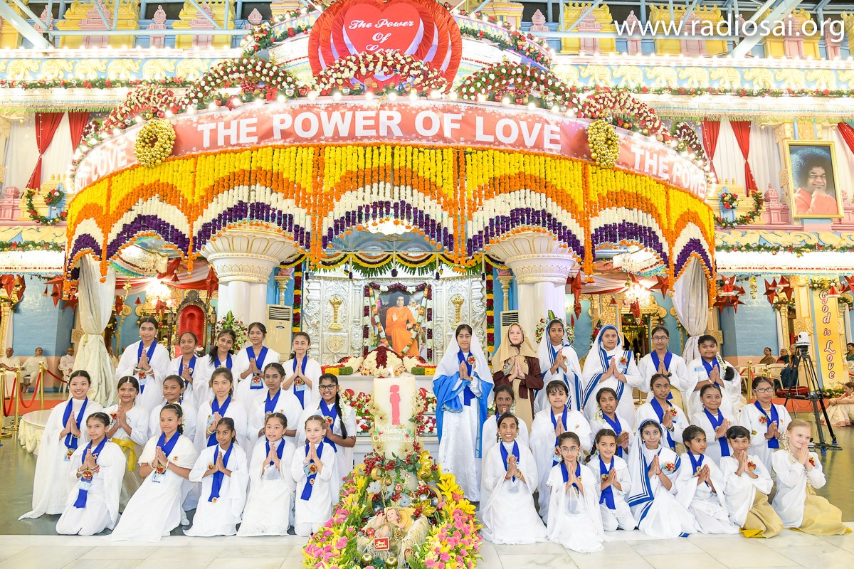 Christmas Celebrations at Prasanthi Nilayam PHOTOSVIDEOSLIVE DARSHAN